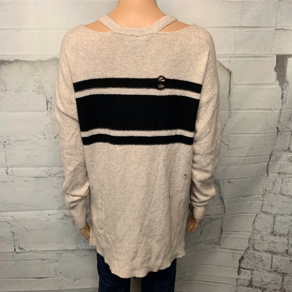 American Eagle Distressed Cutout Sweater - Picture 4 of 7